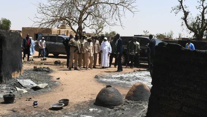 Prezident Mali navštívil místo masakru.