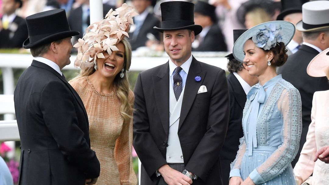 Princ William s manželkou Kate v družném hovoru s nizozemským královským párem