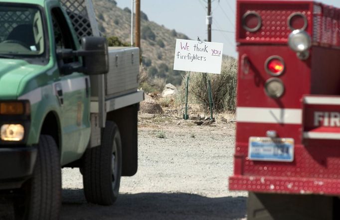 A sign from residents thanks fire fighters battling the Topaz Ranch Estates fire in Wellington, Nevada May 24, 2012. Lighter winds and higher humidity helped crews' efforts to curb the Topaz Ranch Estates wildfire that has razed more than 9 square miles (23 square km) of brush south of Carson City, charring two homes and more than a dozen outbuildings. REUTERS/James Glover II (UNITED STATES - Tags: DISASTER ENVIRONMENT) Published: Kvě. 25, 2012, 1:52 dop