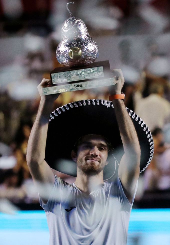 Tomáš Macháč slaví vítězství na turnaji v Acapulcu.