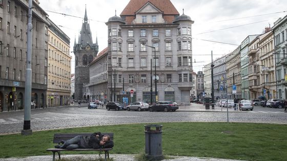 Jeden z nejkřiklavějších příkladů nevyužitého a prázdného domu je rozlehlá budova bývalého sídla IPB vprostřed Senovážného náměstí. Ta už měla dávno fungovat jako hotel. Jenže pořád nic.