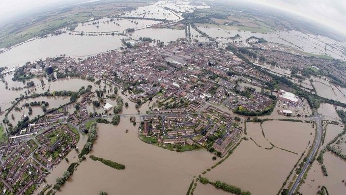 Británii sužují nejhorší povodně za posledních 60 let.