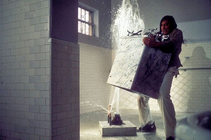 Will Sampson jako Bromden, který v závěru filmu vytrhne mramorovou fontánu na hydroterapii a prohodí ji zamřížovaným oknem, z něhož pak uteče do tmy.