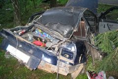 Dítě a dva dospělí nepřežili nehodu u Přáslavic