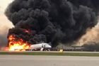 Křídla v plamenech. Cestující zachytil dramatické přistání hořícího ruského letounu