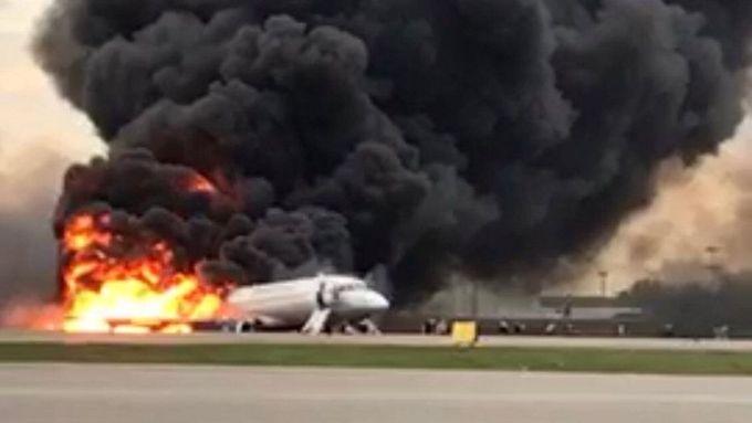 Nouzové přistání hořícího letadla na moskevském letišti Šeremeťjevo 