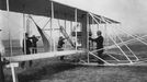 Orville Wright při prezentaci na letišti Tempelhof v Berlíně. Rok 1909.