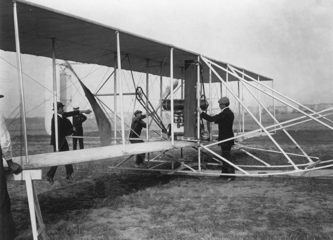 Orville Wright při prezentaci na letišti Tempelhof v Berlíně. Rok 1909.