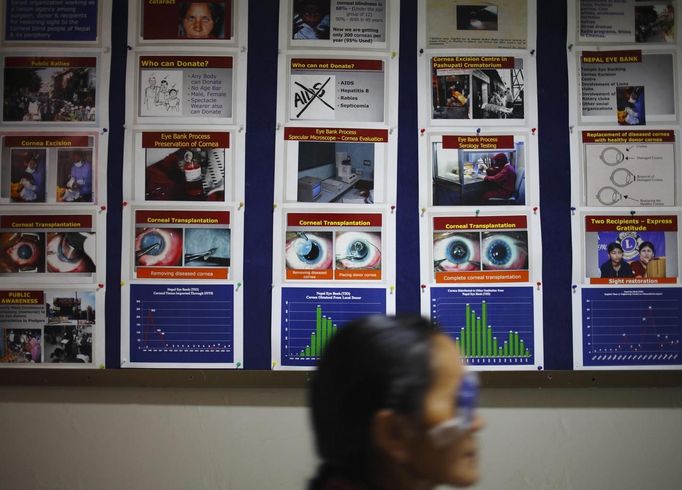 A patient with cataract walks past a notice board as she arrives for her routine eye check-up after her cataract surgery a day before at the Tilganga Eye Center in Kathmandu April 27, 2012. About 150,000 of Nepal's 26.6 million people are estimated to be blind in both eyes, most of them with cataracts. Picture taken April 27, 2012. REUTERS/Navesh Chitrakar (NEPAL - Tags: HEALTH SOCIETY POVERTY) Published: Kvě. 2, 2012, 5:21 dop.