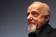 Paulo Coelho míří do Prahy. Hledá tu tajemného muže, kterého potkal před 34 lety ve Zlaté uličce