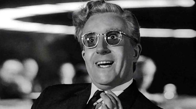 Peter Sellers v titulní trojroli ve snímku Dr. Divnovláska aneb Jak jsem se naučil nedělat si starosti a mít rád bombu (1964).
