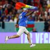 Výtržník s heslem "Respekt k íránským ženám" v zápase MS 2022 Portugalsko - Uruguay