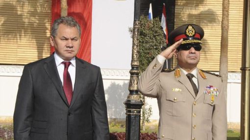 Sergej Šojgu a Abdal Fatáh Sísí během setkání v Káhiře. (14. listopadu 2013)