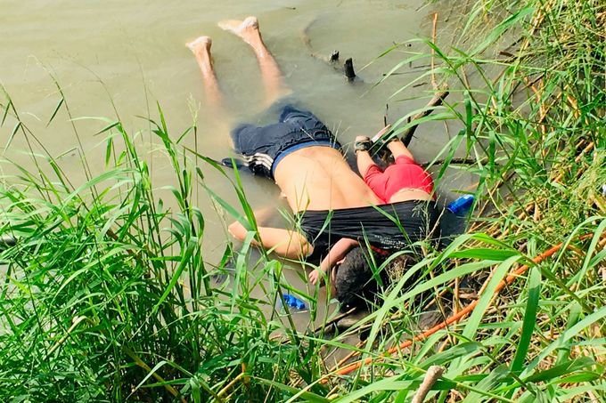 Těla tragicky zesnulého Oscara Alberta Martíneze Ramíreze a jeho dvouleté dcery Valerie, která leží u břehu řeky Rio Grande nedaleko města Matamoros v Mexiku.