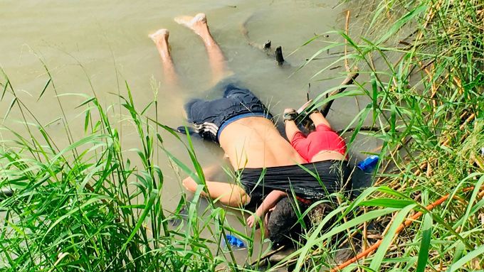 Těla tragicky zesnulého Oscara Alberta Martíneze Ramíreze a jeho dvouleté dcery Valerie, která leží u břehu řeky Rio Grande nedaleko města Matamoros v Mexiku.