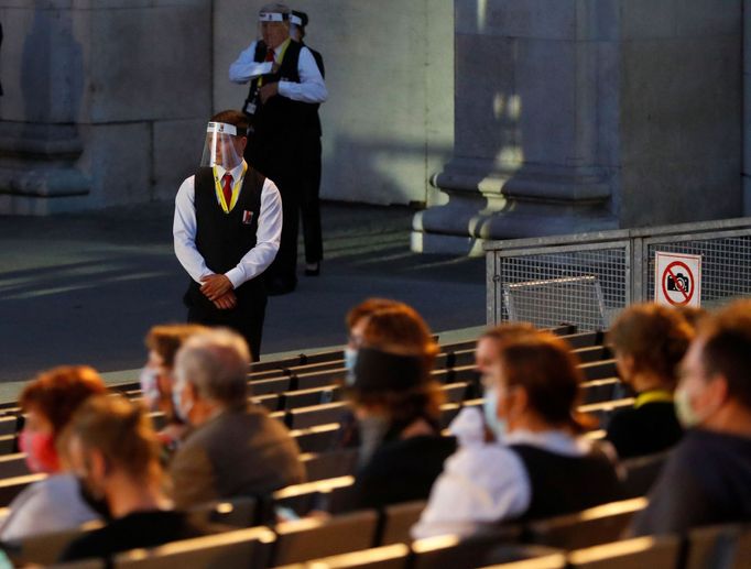 Publikum i pracovníci festivalu musí mít zakrytá ústa a nos.