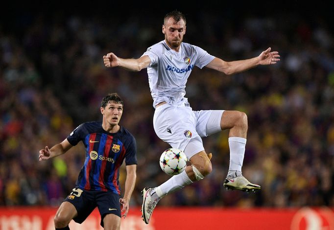 Andreas Christensen a Tomáš Chorý v zápase LM Barcelona - Viktoria Plzeň