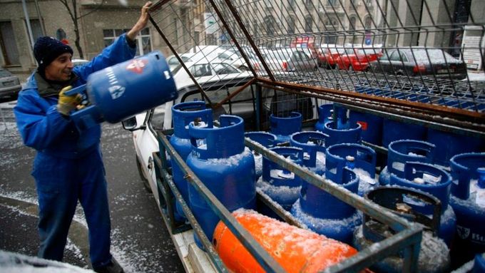 Muž v Bukurešti sváží prázdné propan-butanové lahve. Další způsob, jak se zahřát při odstávce zemního plynu.