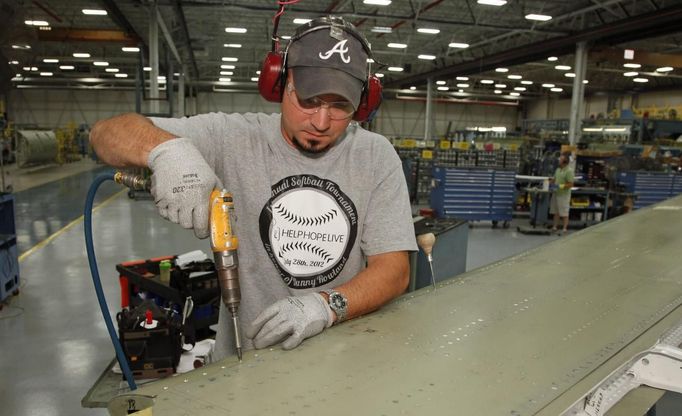 Cessna employee Nathan Rogers works on a tail section during a tour of the Cessna business jet assembly line at their manufacturing plant in Wichita, Kansas August 14, 2012. One of Cessna Aircraft Company CEO and president Scott Ernes' first moves after joining in May 2011 was to carve Cessna up into five units, each of which run by an executive who was responsible for whether the unit reported a profit or loss. Picture taken August 14, 2012. REUTERS/Jeff Tuttle (UNITED STATES - Tags: TRANSPORT BUSINESS) Published: Srp. 22, 2012, 11:41 dop.