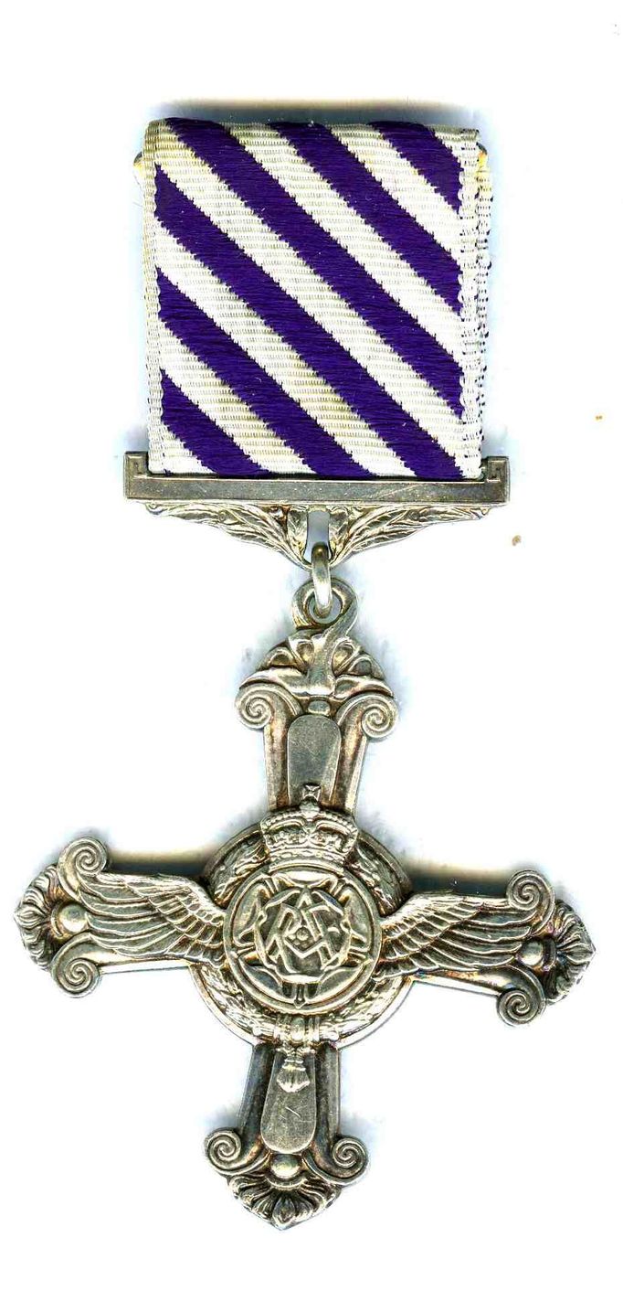 Záslužný letecký kříž - Distinguished Flying Cross.