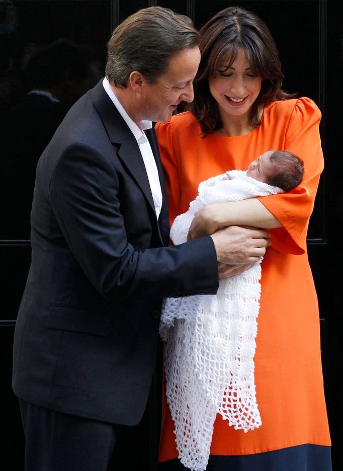 3. září 2010. Premiér David Cameron přivezl manželku a dcerku z porodnice na slavnou adresu Downing Street 10.