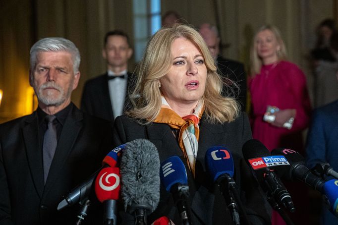 Slovenská prezidentka Zuzana Čaputová a český prezident Petr Pavel před promítáním filmu Tady Havel, slyšíte mě, v Jízdárně Pražského hradu.