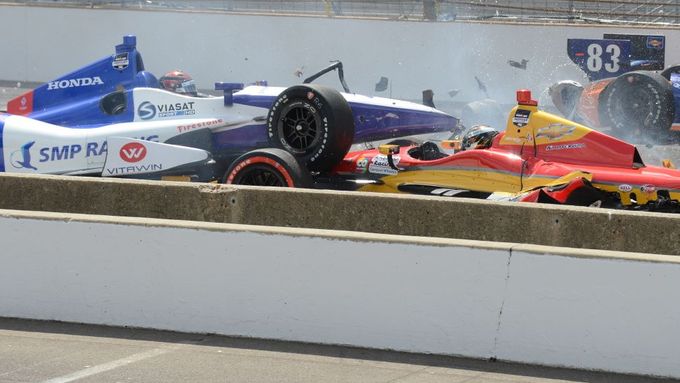 Podívejte se na divokou havárii hned po startu Grand Prix Indy.