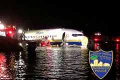V USA sjel boeing z dráhy a skončil v blízké řece, 21 lidí se zranilo