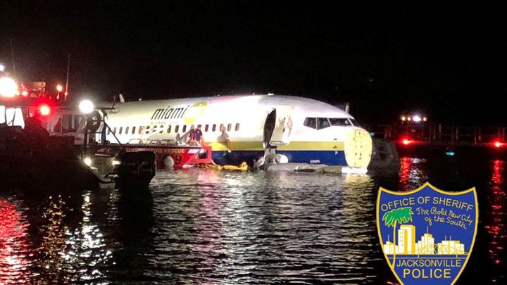 V USA sjel boeing z dráhy a skončil v blízké řece, 21 lidí se zranilo