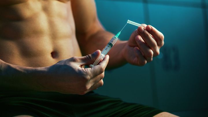 Steroidy může v Česku koupit i dítě, e-shopů jsou stovky. Policie na ně nemůže
