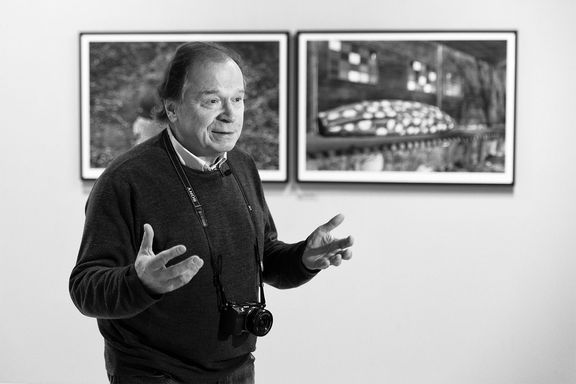 Jaroslav Kučera hovoří o svých fotografiích před vernisáží své výstavy Tiché Dialogy