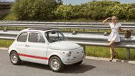 Na únor autoři zvěčnili Fiat 500 Nuova, malý osobní automobil vyráběný italskou automobilkou Fiat mezi lety 1957 až 1975. Jeho tvůrcem byl hlavní konstruktér firmy Fiat, Dante Giacosa. "Za 18 let produkce sjelo z výrobních pásů přes 3,5 milionu exemplářů a dokázalo tak doslova postavit velkou část Itálie na kola, stejně jako Ford T počátkem 20. století Ameriku," dodává Schavel.
Současně přiznává, že fotka vznikla vlastně z nouze. "Prostě jsme tak jeli po Praze a
najednou auto škytlo, muselo se odstavit a dojít pro benzin … No a když už
jsme tam tak stáli, tak jsme to nafotili," směje se.