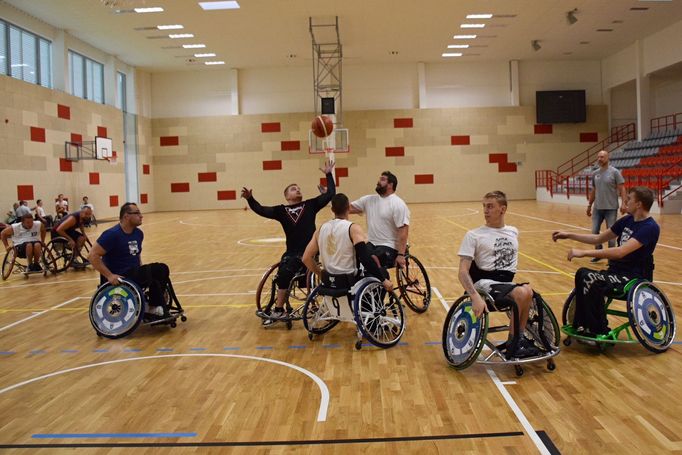 Ivan Nestával ml. se věnuje florbalu a také plavání. Do své sbírky si přidal další sport - basketbal na vozíku. Jeho motivací je reprezentace.