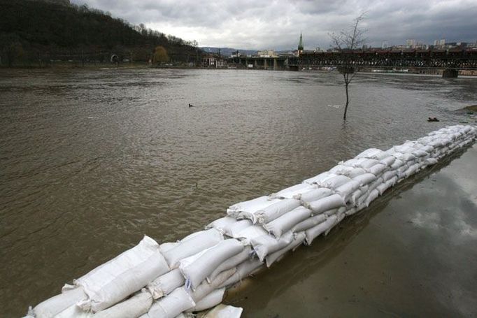 Protržená bariéra na Střekovském nábřeží v Ústí nad Labem.