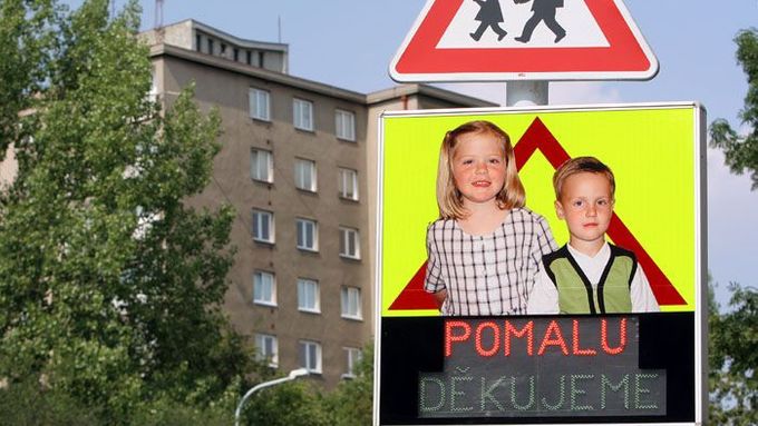 Radnice Prahy 6 nechala v ulici Ankarská na sídlišti Petřiny instalovat toto upozornění pro řidiče.