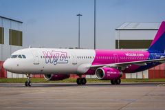 Wizz Air kvůli nízké poptávce zruší základnu v Praze a sníží počet linek na tři