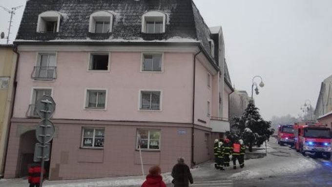 Při požáru uhořela majitelka bytu, kde začalo hořet. Nepřežila ani její sousedka.