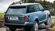 Sice devítiletý, ale pořád jeden z etalonů segmentu luxusních SUV. Range Rover je dlouhodobě jedním ze symbolů kategorie, kterou vlastně sám zakládal. A ačkoliv vzhledově aktuální model možná od toho z roku 2012 nerozpoznáte, technicky i na palubě se změnila řada věcí. Tak, aby auto drželo krok s dobou. Dnes se Range Rover nabízí se dvěma délkami rozvoru, pětilitrovým osmiválcem i jako plug-in hybrid. Ceny začínají na 2 877 273 korunách.