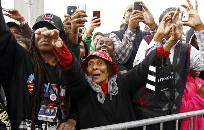 A supporter cheers as U.S. President Barack Obama speaks at campaign rally in Cleveland, Ohio October 5, 2012. REUTERS/Kevin Lamarque (UNITED STATES - Tags: POLITICS ELECTIONS USA PRESIDENTIAL ELECTION) Published: Říj. 5, 2012, 8:13 odp.