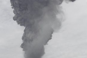 Sopka se probudila k životu, děsí tisíce Indonésanů