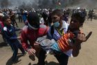 Při izraelské palbě u hranice s Gazou bylo zraněno dvacet protestujících Palestinců