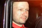 Breivik se vrátil na ostrov smrti. Vodili ho na provaze