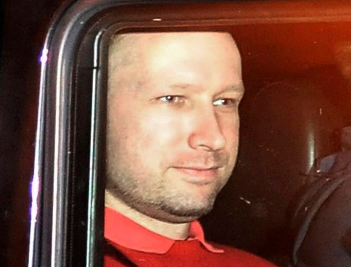 Anders Behring Breivik odjíždí v policejním autě od soudu v Oslu.