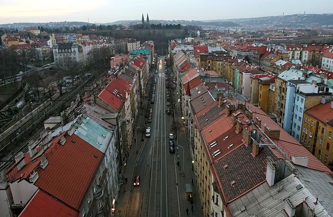 Sebevrazi komplikují život lidem, kteří bydlí nebo pracují 40 metrů pod mostem. Pohled směrem na Vyšehrad.