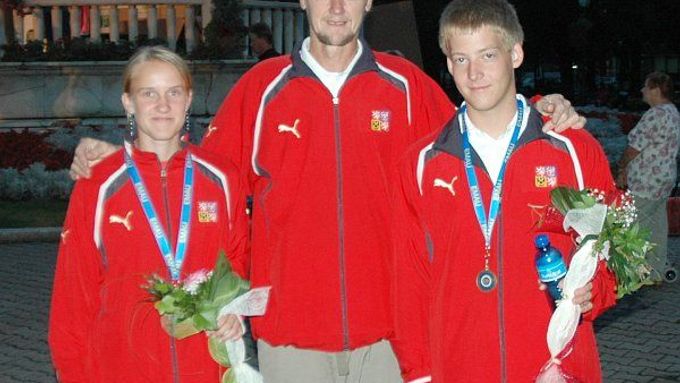 Úspěšní juniorští lukostřelci Jan Glinz (bronz) a Eva Spálenková (stříbro) s reprezentačním trenérem Františkem Hegedüsem.