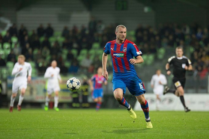 Plzeňský útočník Michael Krmenčík v duelu s Karvinou