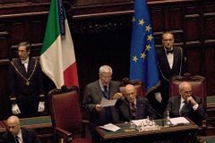Itálii by měla dovést k volbám přechodná vláda