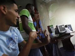 Počítače už Kubánci nakupovat smějí. Teď dostanou i výkonostní prémie.