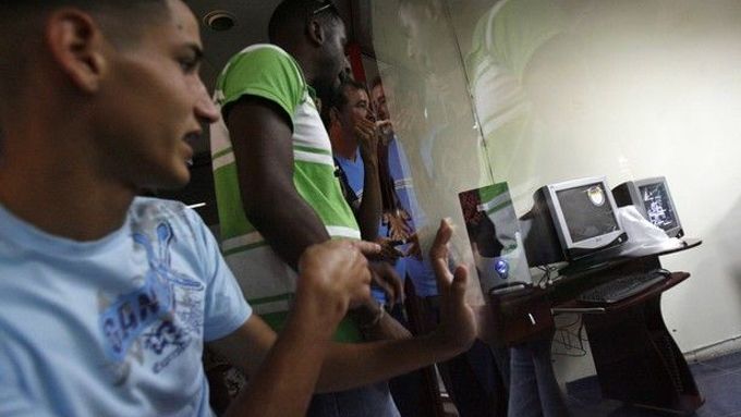 Kubánci si prohlížejí osobní počítače v den jejich uvedení na trh