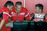 Nespokojený Troy Bayliss (vpravo) diskutuje s inženýry stáje Ducati.